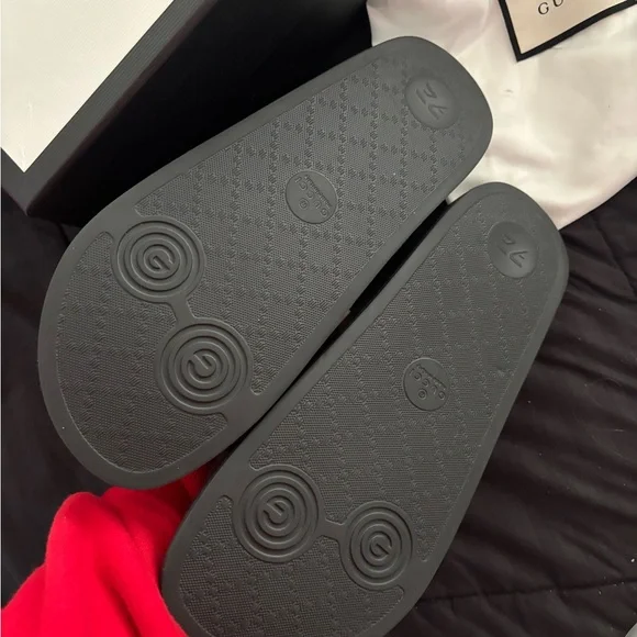 Gucci Signature Logo Men's Black Slides / Sandals / Flip Flops - Picture 2 of 4